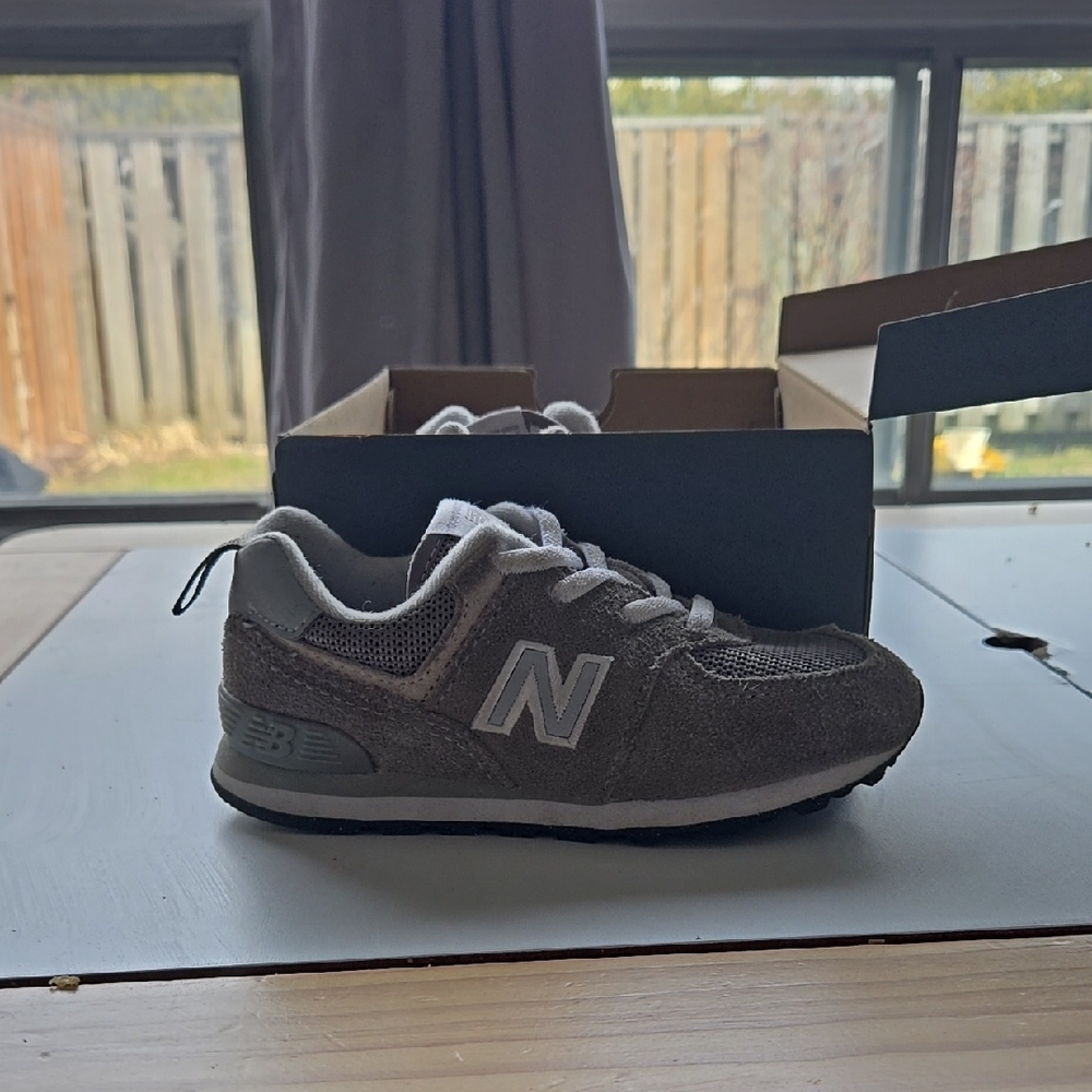 Kids Size 9 NEW BALANCE Sneakers - Picture 1 of 3